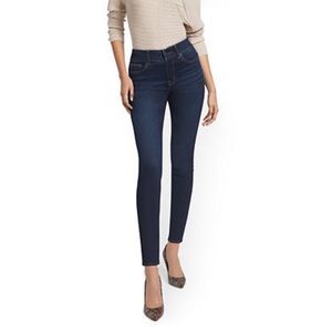 Hi-rise curvy jeans